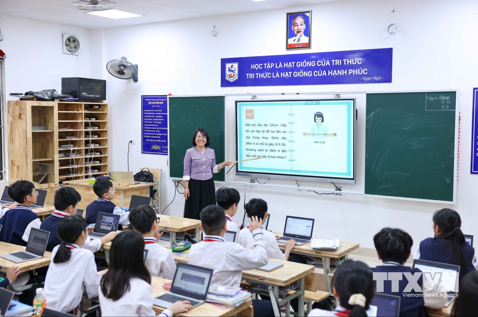 Đến nay, 100% giáo viên giảng dạy lớp học số Google của trường THCS Giảng Võ đã hoàn thành chứng chỉ Google. (Ảnh: Thanh Tùng/TTXVN)